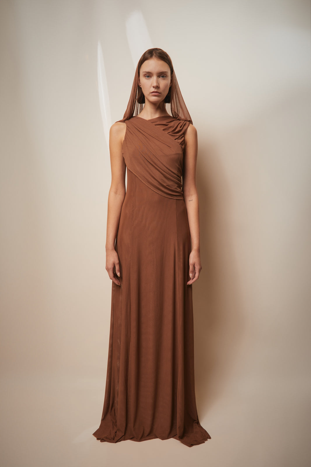 <span>Vestido drapeado capucha teja</span>